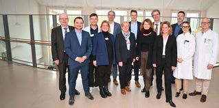 Gruppenfoto: Beeindruckt von der Patientenversorgung und universitären Entwicklung: Claudia Middendorf (5.v.l.) und Landtagsabgeordneter Tom Brüntrup (Mitte hinten) nutzten die Gelegenheit, sich mit der Geschäftsführung, Ärztinnen und Ärzten, pflegerischen und kaufmännischen Klinikleitungen des Krankenhauses Mara sowie der Dekanin der Medizinischen Fakultät OWL der Universität Bielefeld auszutauschen.