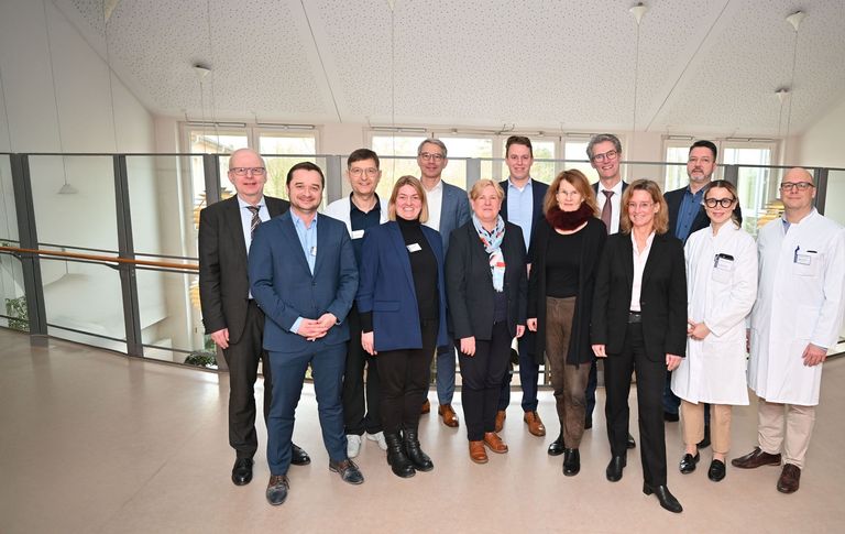 Gruppenfoto: Beeindruckt von der Patientenversorgung und universitären Entwicklung: Claudia Middendorf (5.v.l.) und Landtagsabgeordneter Tom Brüntrup (Mitte hinten) nutzten die Gelegenheit, sich mit der Geschäftsführung, Ärztinnen und Ärzten, pflegerischen und kaufmännischen Klinikleitungen des Krankenhauses Mara sowie der Dekanin der Medizinischen Fakultät OWL der Universität Bielefeld auszutauschen.